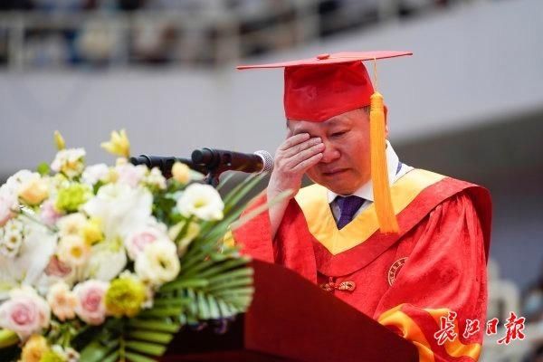 长江日报|毕业典礼上，校长因年轻殉职校友落泪