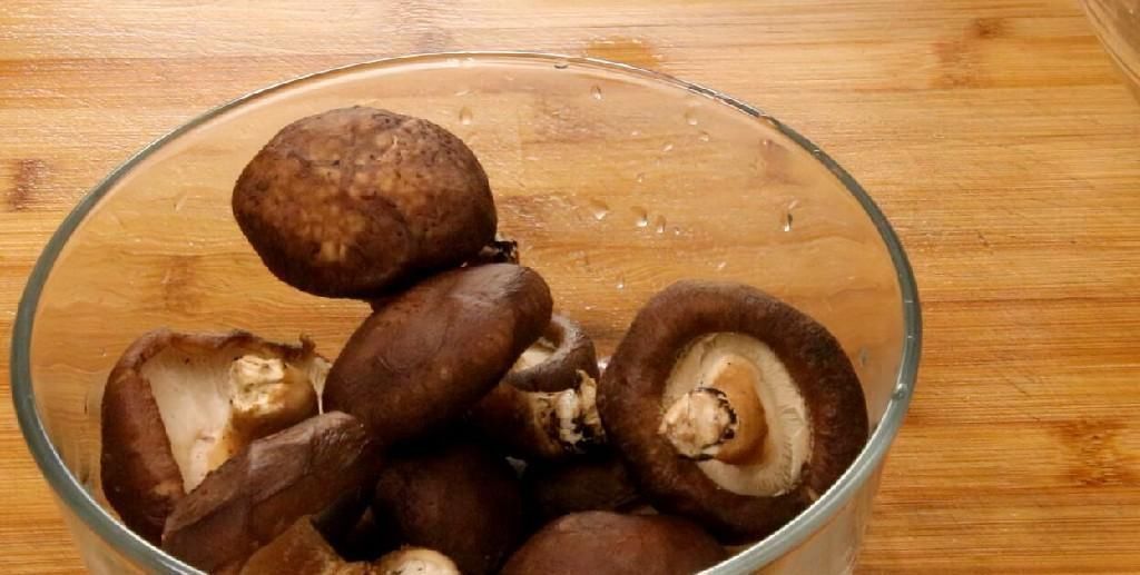 肥厚|买香菇时,挑大的还是小的好?老菜农:牢记这5点,就不会买错了