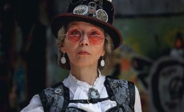 COSPL58岁阿姨玩COSPLAY,自制服装和道具,爱好不会被年龄限制