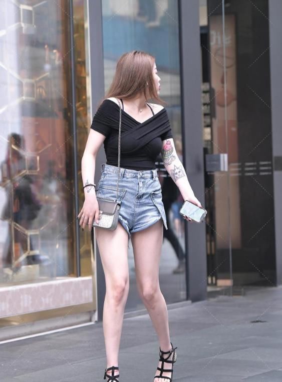 邻家姐姐造型“不一般”，两条抹布从腰缠到肩膀，腿长就是任性！