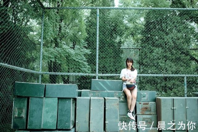 |搞笑GIF图:美女用手托着自己的脑壳,嘴唇是多了一块肉吗?