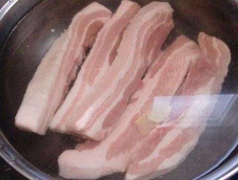 腌制|腌腊肉时，只加盐是不行的，有了这两味料，腊肉才咸香入味更好吃