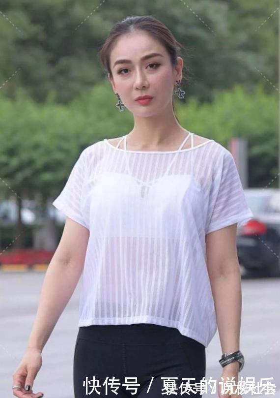 高腰|高腰半身裙搭配灰色T,穿出最美身姿,打造迷人魅力