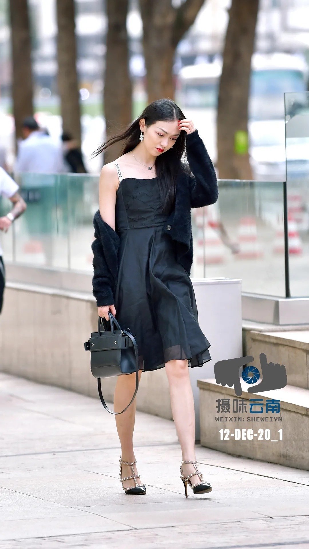 抵御|街拍:简洁、经典小黑裙永不退潮流,演绎最难抵御的诱惑