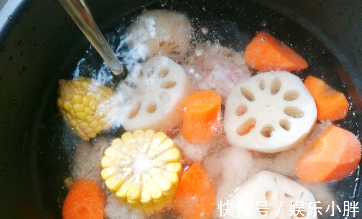 胡萝卜玉米排骨汤|入秋后多给家人喝热汤,清新营养味道好,还能滋补身体