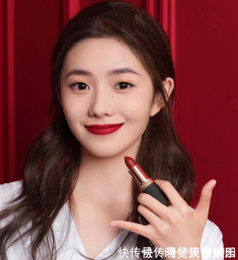 珊瑚色 女人涂口红时，要改掉这3个“坏习惯”，不然再贵口红都掉色沾杯