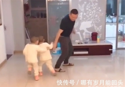 小家伙|爸爸假装打妈妈,双胞胎宝宝的反应暖心,感觉爸爸才是意外