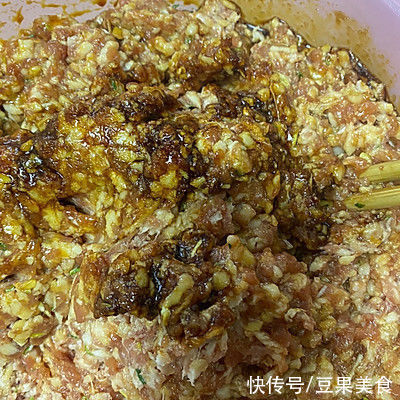 大肉包子|色香味俱全，米饭配香喷喷的大肉包子，下饭绝杀