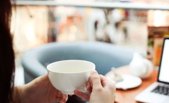 白开水|睡前、起床喝白开水的人,肾可能已经”烂成渣“,有的及早改正