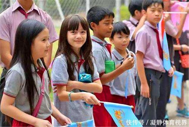 农民工爸爸穿得脏兮兮去开家长会，被拍照发到网上，网友：好父亲