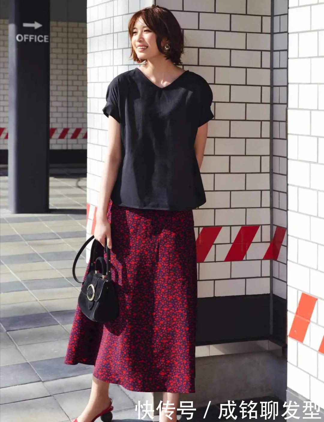 黑色t恤|T恤太普通没新意?跟着日本模特学搭配,普通路人也能穿出高级感