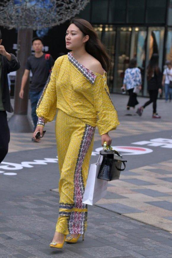 美的 偏爱个性穿搭的女生,姜黄色阔腿裤套装,美的时尚又洋气