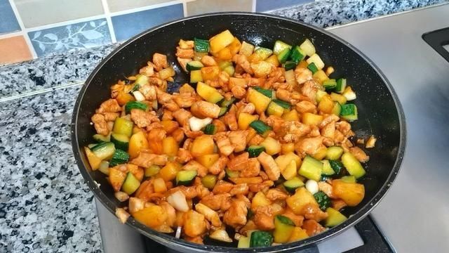 小米辣|夏日的黄瓜这样做，好吃下饭，美容又健康，吃了还想吃的下饭菜