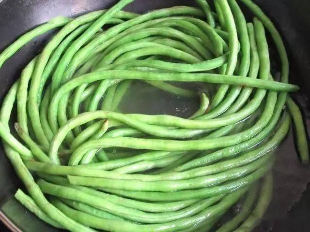  肉末豆角，清脆酸爽，开胃又解馋！