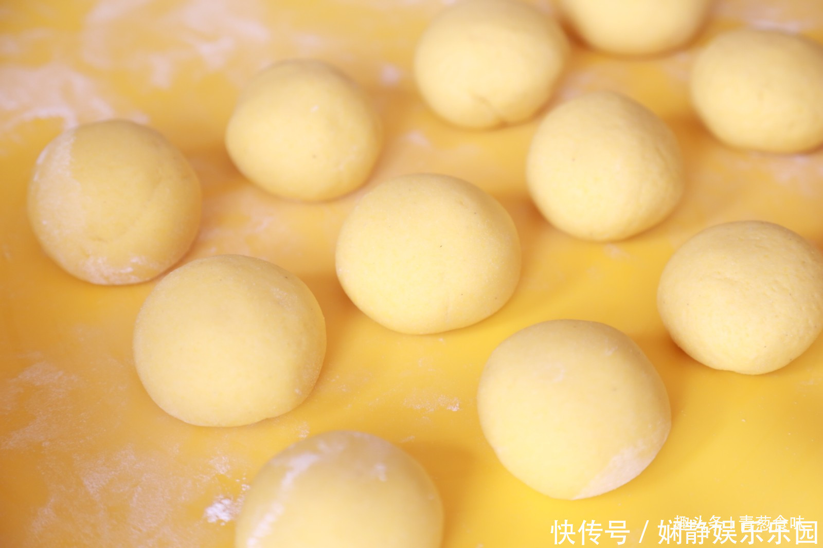  早餐|早餐学着做粗粮，制作简单不加水，香甜松软有营养，全家人都爱吃