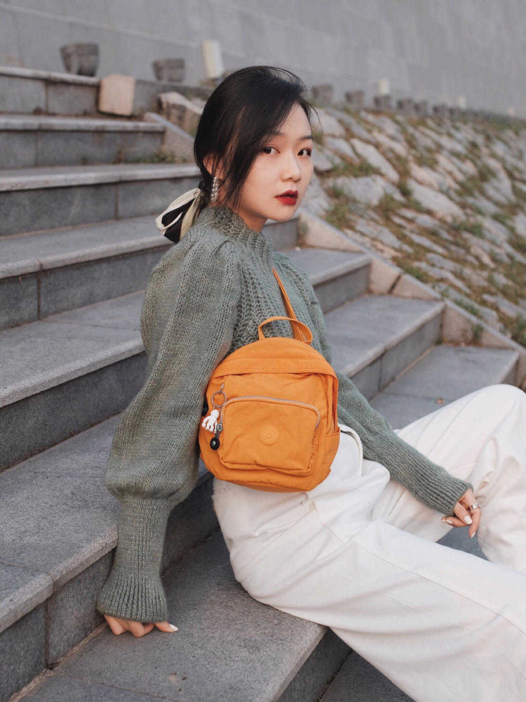 帆布鞋|小个子女生入秋就这么穿，蓝色衬衫搭高腰裤又飒又美，显高又显瘦