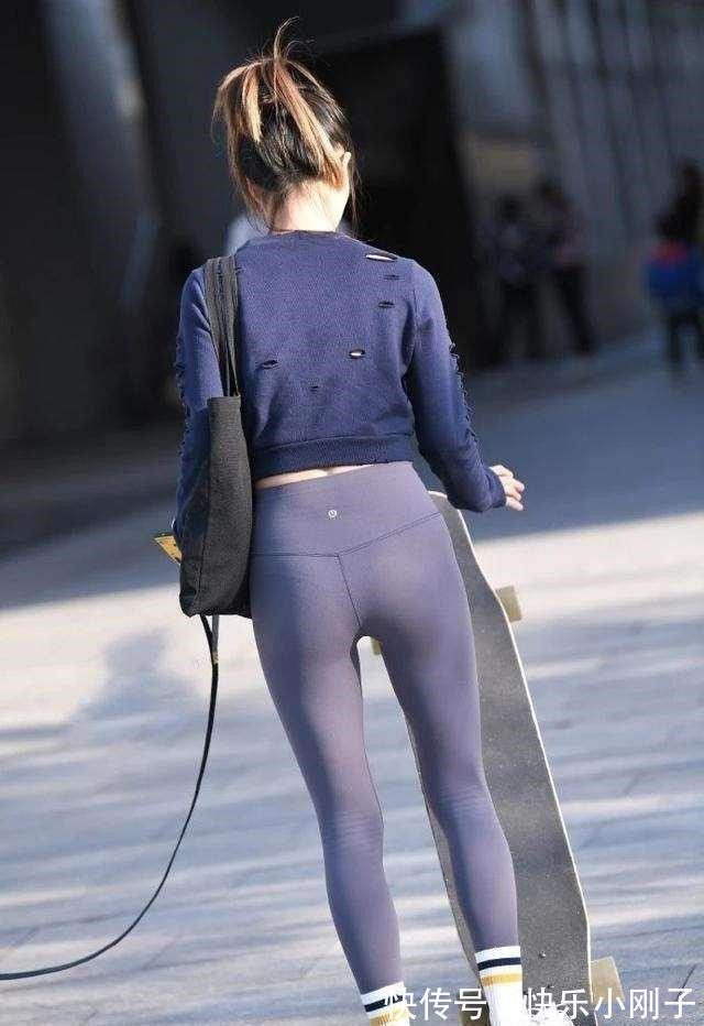 时尚感 深蓝色T恤休闲舒适,下搭灰色打底裤,简约又时尚