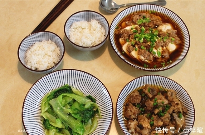 两个人的午餐,花了不到30块,荤素搭配很营养,关键还简单