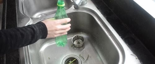 今天才知道，洗碗池上放个塑料瓶，有一个隐藏实用功能，太实用了
