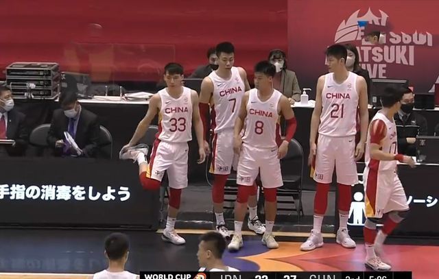 中国队|张本天杰又使坏引争议!中国男篮半场领先24分,赵睿14分强硬回击