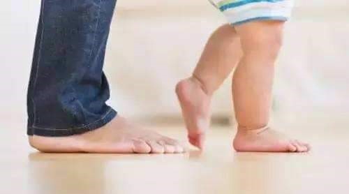 妈妈|心疼!宝宝学走路摔倒后不服气,爬起来继续摔,旁边妈妈笑翻了