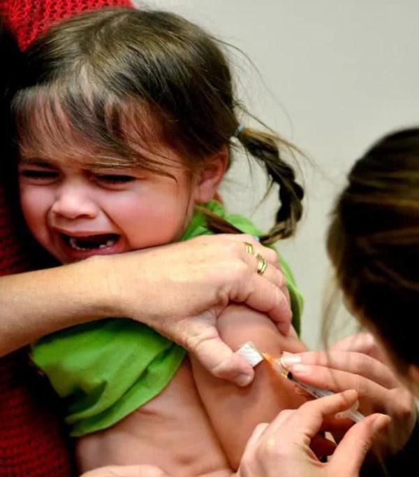 超委屈!3岁小萝莉打完针后,气冲冲找医生“算账”,萌翻了