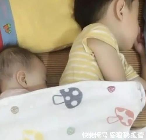 二胎时代|哥哥和妹妹在睡觉，妈妈掀开被子，看到的画面好暖心，二胎生对了