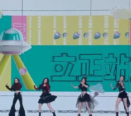 硬糖年夜飯舞臺，大家都穿蓬蓬裙，卻不告訴希林，結(jié)果有點無語