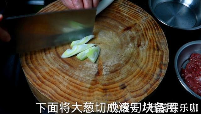 羊里脊肉|葱爆羊肉在家怎么做羊肉鲜嫩甘香、大葱脆嫩!大厨教你正确做法