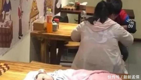 宝宝|“最碍事”的宝宝火了,被吃烧烤的爸妈放在包里,网友:心多大!