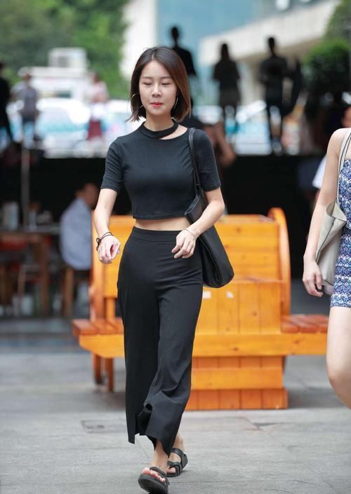 没有比你更会“省事”的,上班就穿这样一双鞋,不怕领导批评吗