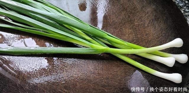 美味|几块钱的香干,和蒜苗、猪肉简单一炒,出锅下饭又美味