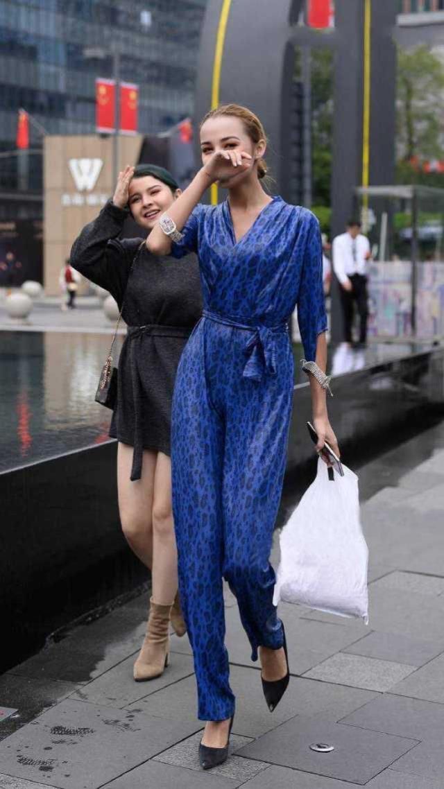 青春风的装扮靓丽时髦，美观舒适优雅，也显街头的气质感