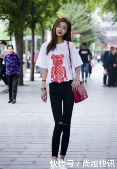 街拍黑色衣服小姐姐,冰肌雪肤,一双美腿光洁如玉