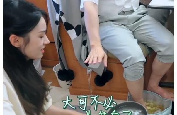 周也被烫出表情包，却给黄晓明烫水泡脚，怎么越来越像魏莱了？