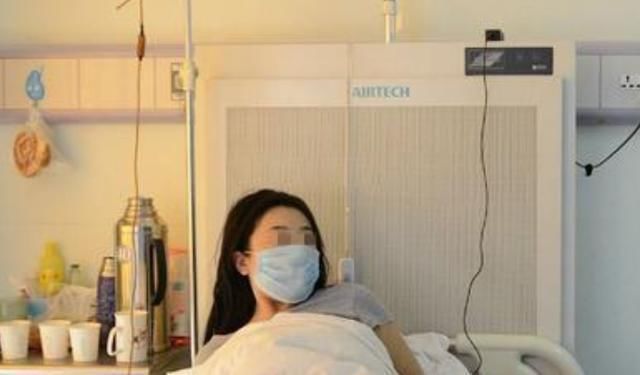 昏倒|美女大学生跑操时“昏倒”,同学们赶快送诊,母亲很难没脸见人了