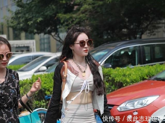 高雅|身材好就是不一样,街头美女的简单穿搭,高雅又大气