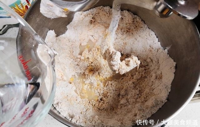 金灿灿的大馒头蓬松又暄软,自带甜味好吃又好看,照着做零失败