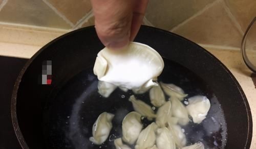 饺子包好，最忌直接放冰箱冻！做好2步，冻时不粘连，煮时不破皮