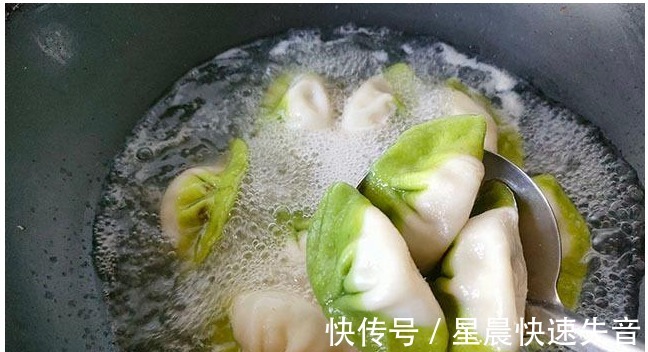 它比韭菜饺子简单,比白菜饺子好处,不放味精,自然鲜香,我常包!