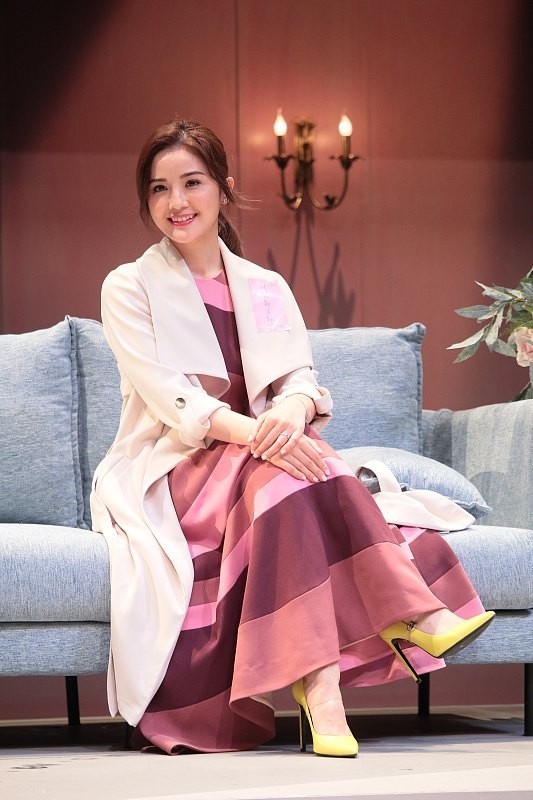 大衣 谁说娃娃脸只能“装嫩”, 30+的阿sa穿大衣配长裙, 成熟又温柔, 超美