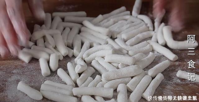 糯米粉这样做真是太香了,开水一烫,香甜酥脆,出锅全家抢着吃!