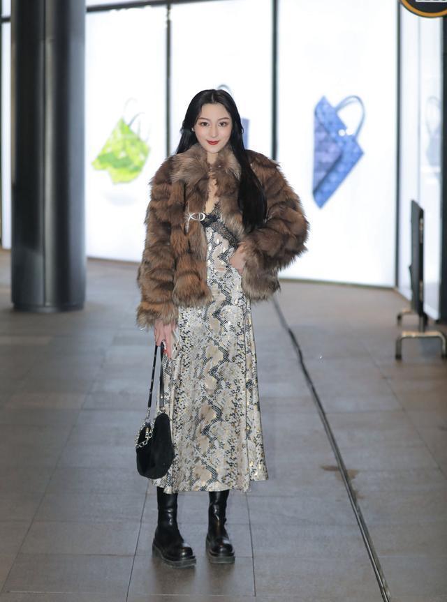 35岁裙子搭配不能忽略的细节,只有注意这几点,才能时尚又优雅