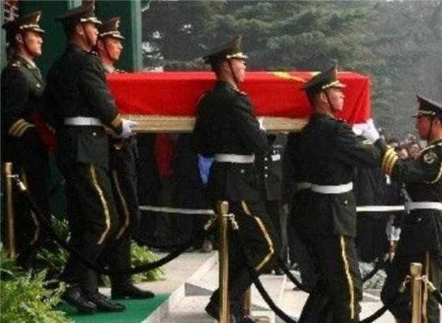 送行|钱学森葬礼:去世后天降大雪,三军仪仗队为他抬棺,数十万人送行