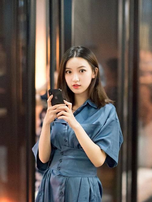 美女的胆子比较大,裙子选睡衣款式,慵懒气息很吸引人