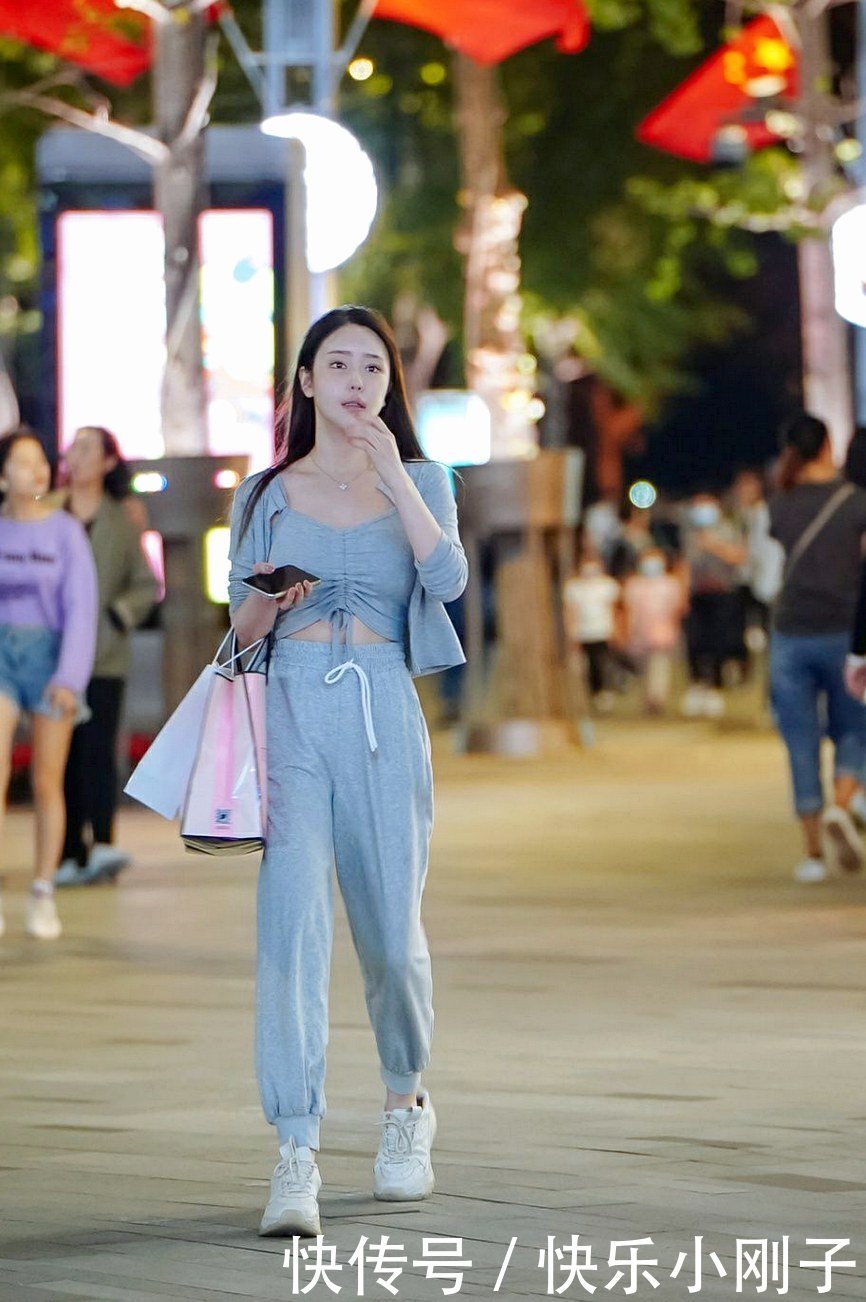 套装这种一年四季都时尚的单品，在秋冬季节绽放魅力，时髦又保暖