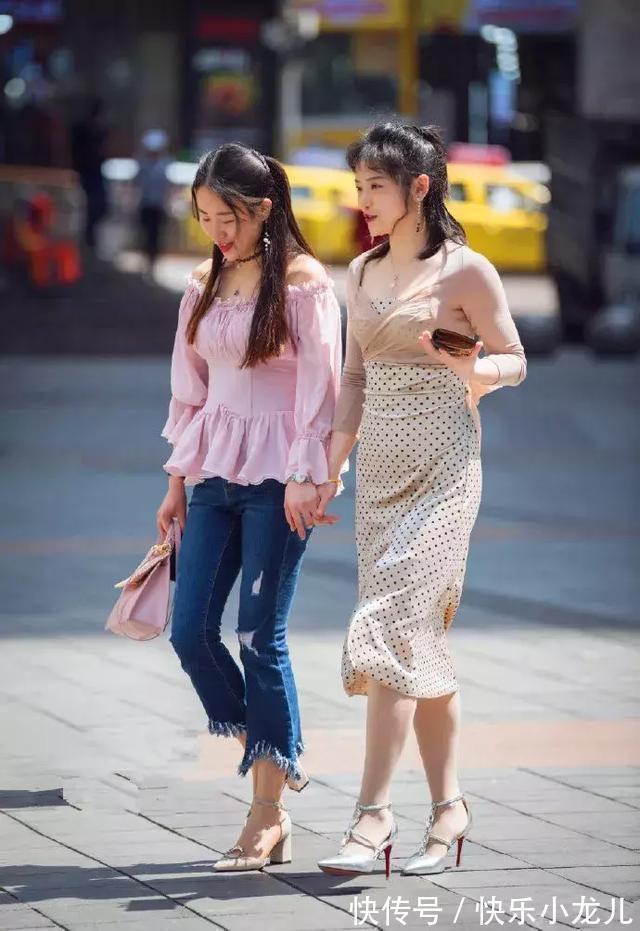 高跟鞋 粉红色的休闲西装外套,内搭白色连衣裙,带着满满的少女心