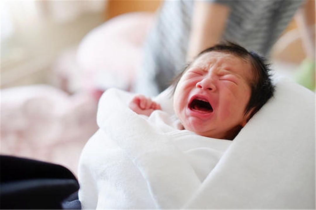 出生6天的婴儿还不睁眼，父母急忙送医，检查结果却把医生逗笑了