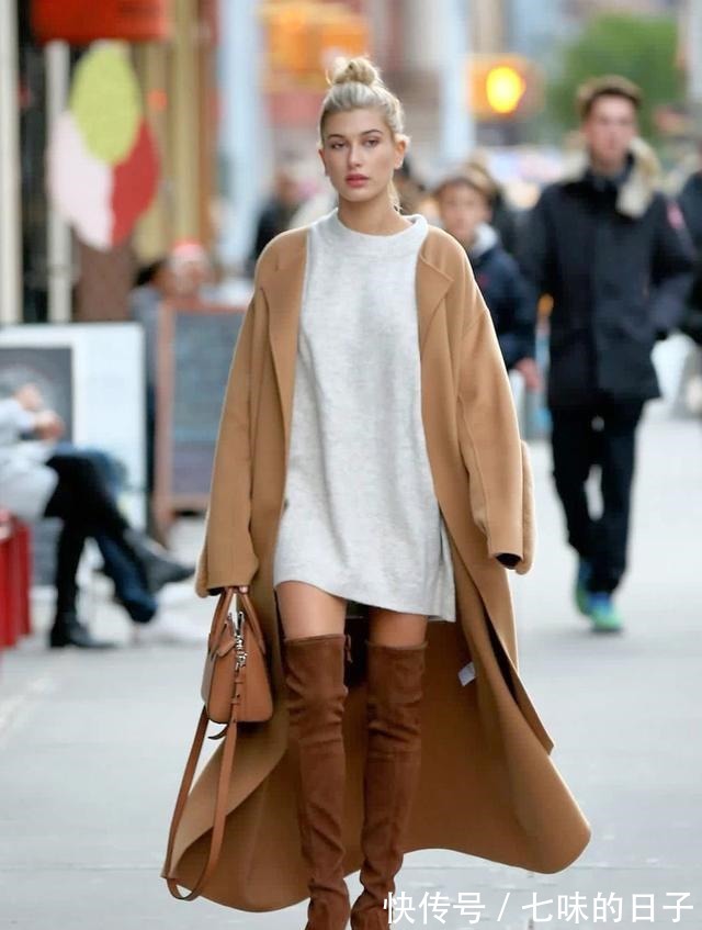 大衣 秋冬穿大衣,尽量别配小白鞋,今年流行这4双,时髦显高有气质!