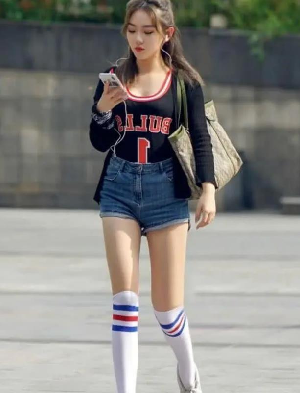 街拍:温婉可人的小姐姐,十分的靓丽,十分的抢眼